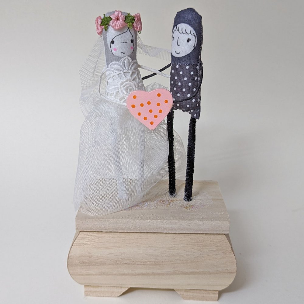 Brautpaar auf Holzkästchen Nr. 3 - zum Schließen ins Bild klicken