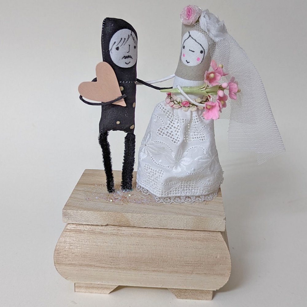 Brautpaar auf Holzkästchen Nr. 4 - zum Schließen ins Bild klicken
