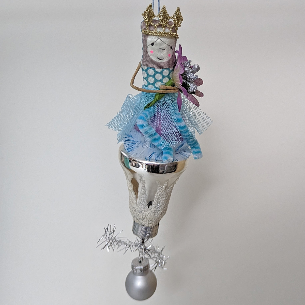 Weihnachtskugel mit Figur Nr.20