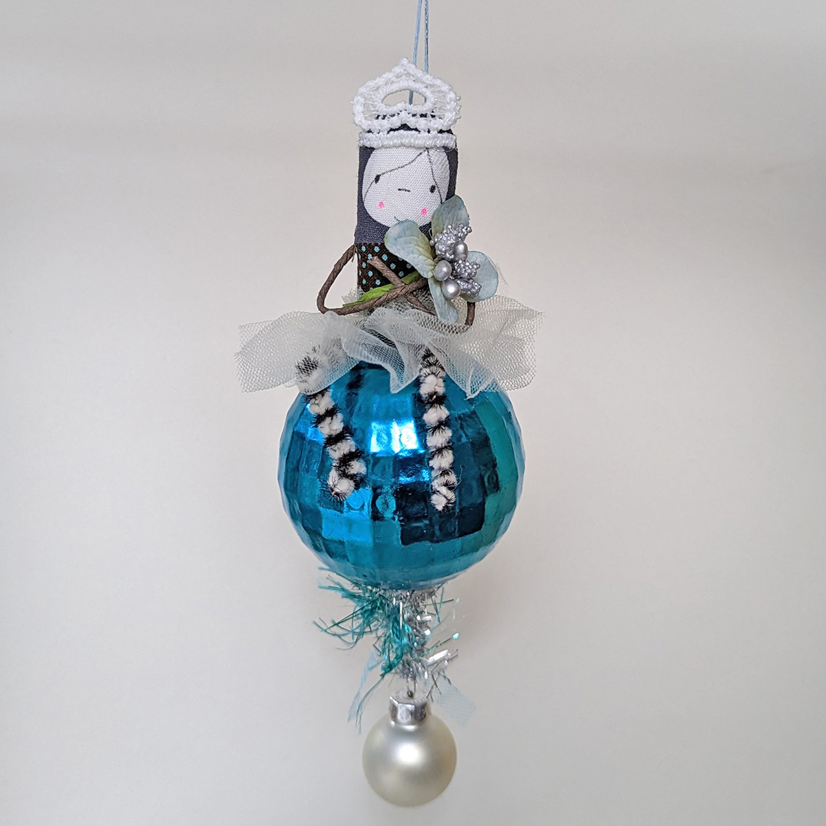 Weihnachtskugel mit Figur Nr.6